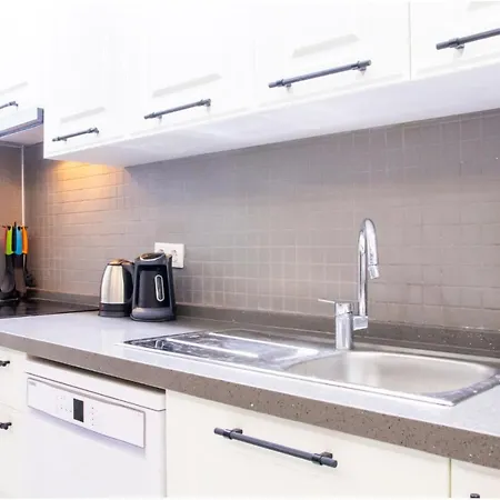 Flat W Spacious Garden 5 Min To In Апартаменты Миляс